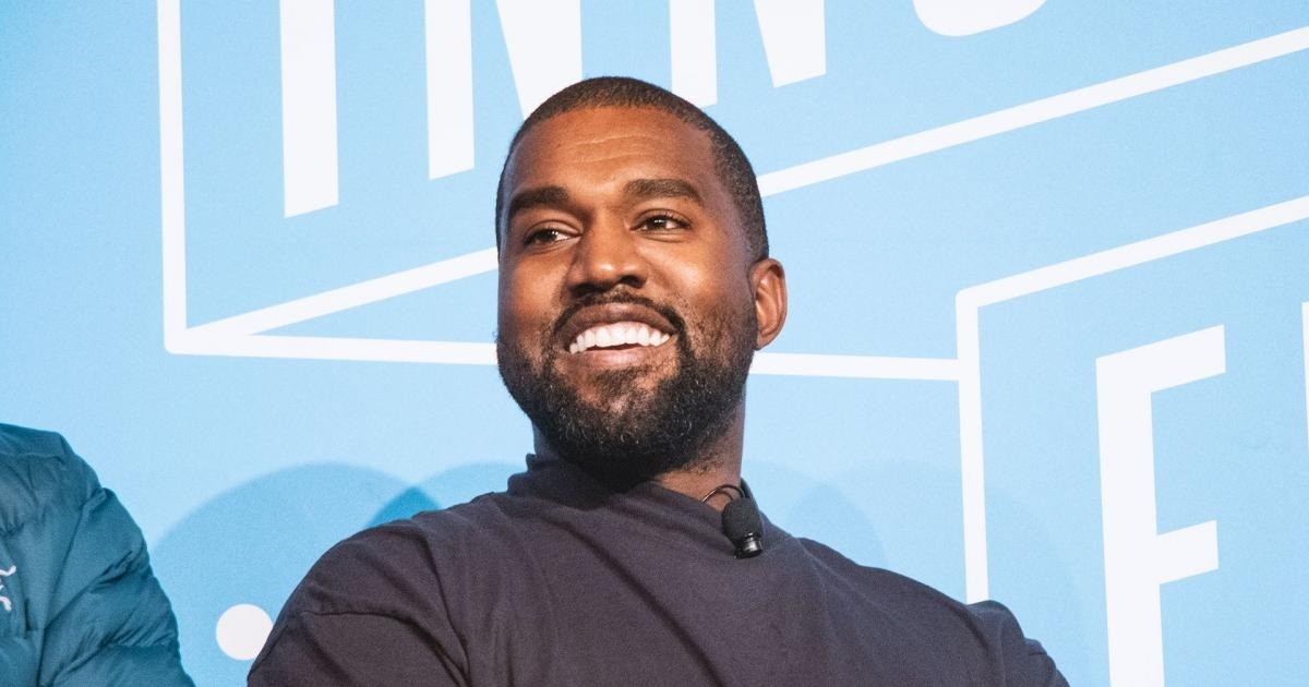 موقع YEEZY لكانييه ويست يغلق أبوابه بعد بيع قمصان مثيرة للجدل