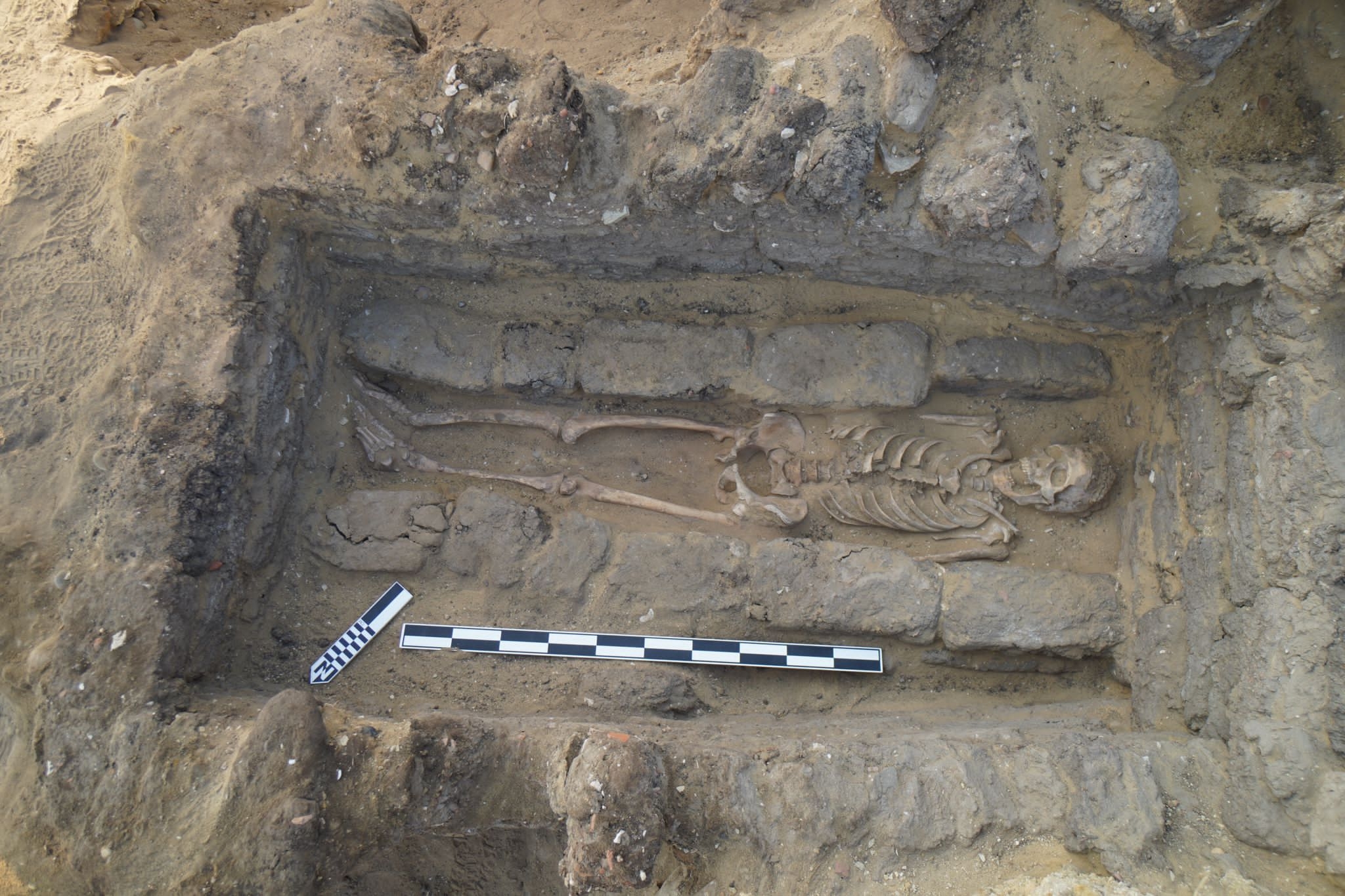 اكتشاف مقبرة صخرية تعود لعصر الأسرة الثانية في سقارة الأثرية في مصر