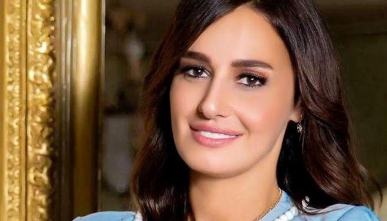 بالصور- حلا شيحة تعود للحجاب مجدداً