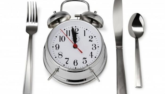 هل تعلم الوقت المُناسِب للنّوم بعد الأكل؟