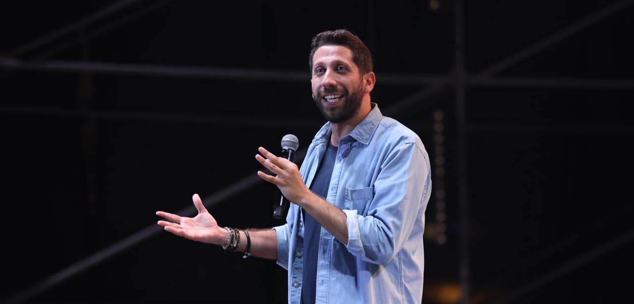 جون أشقر ملأ مدرّجات مهرجان أعياد بيروت بالضحكات في عرض كوميدي بعنوان "شو ذكي"