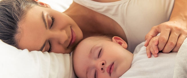 مخاطر النوم بجانب الطفل الرضيع