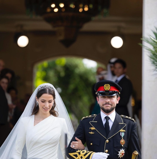 الأميرة رجوة تخطف الأنظار بإطلالة ملكية في حفل زفافها على ولي العهد الأردني