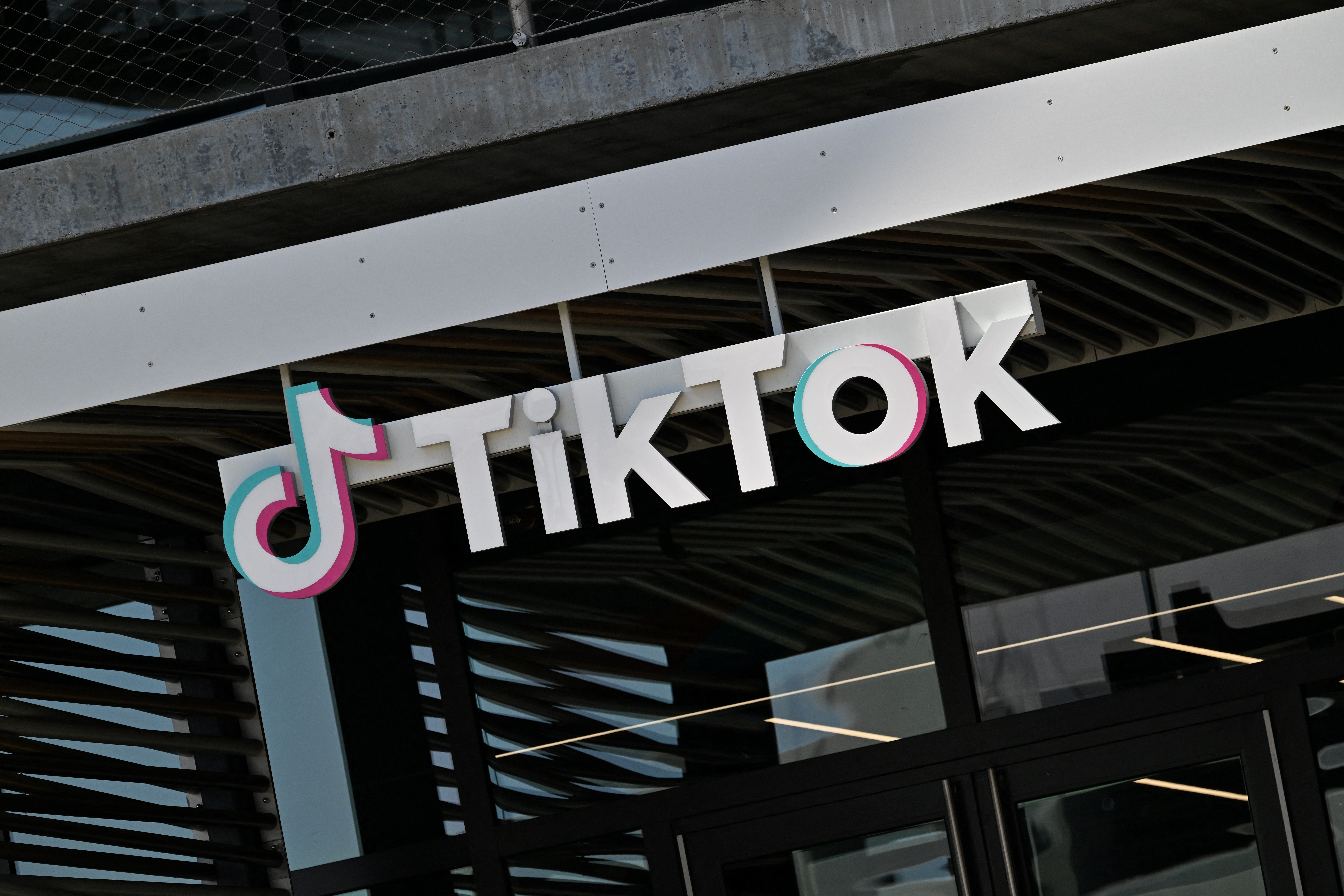 Tiktok يختبر أداة تتيح لمستخدميه توضيح سياق مقاطع الفيديو