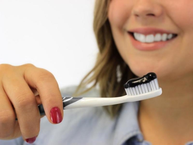 ما حقيقة تبييض الأسنان بالفحم؟